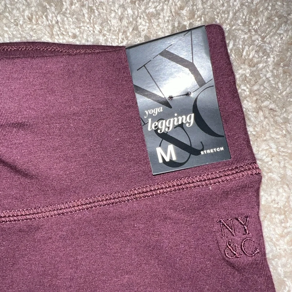 NY&Co Med. Burgandy Yoga Pants - Picture 3 of 5